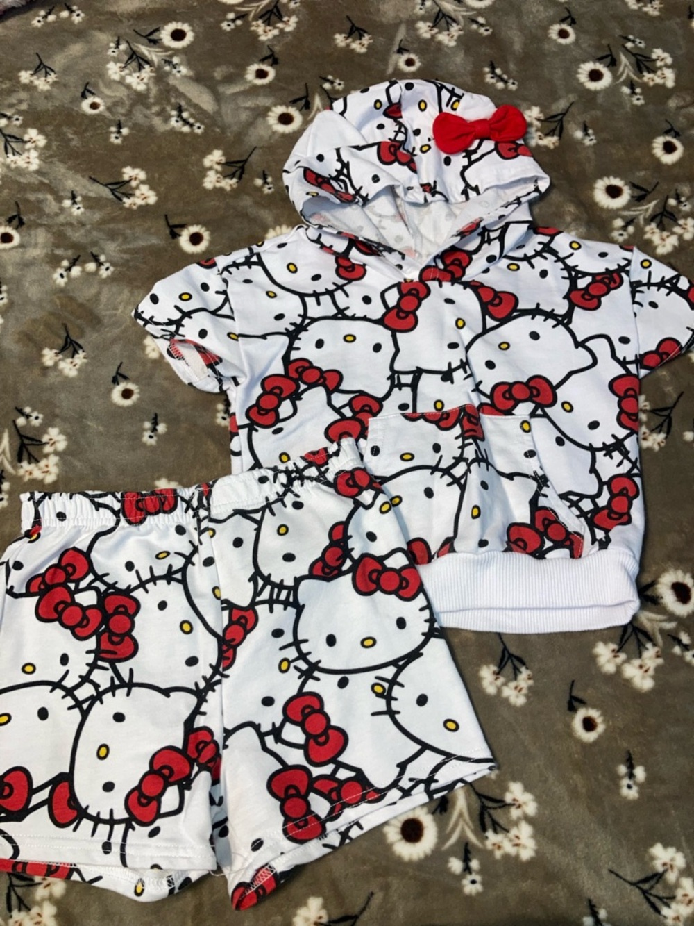 Hello Kitty White, Red & Black Hooded Two-Piece Set Like new Size 5/6